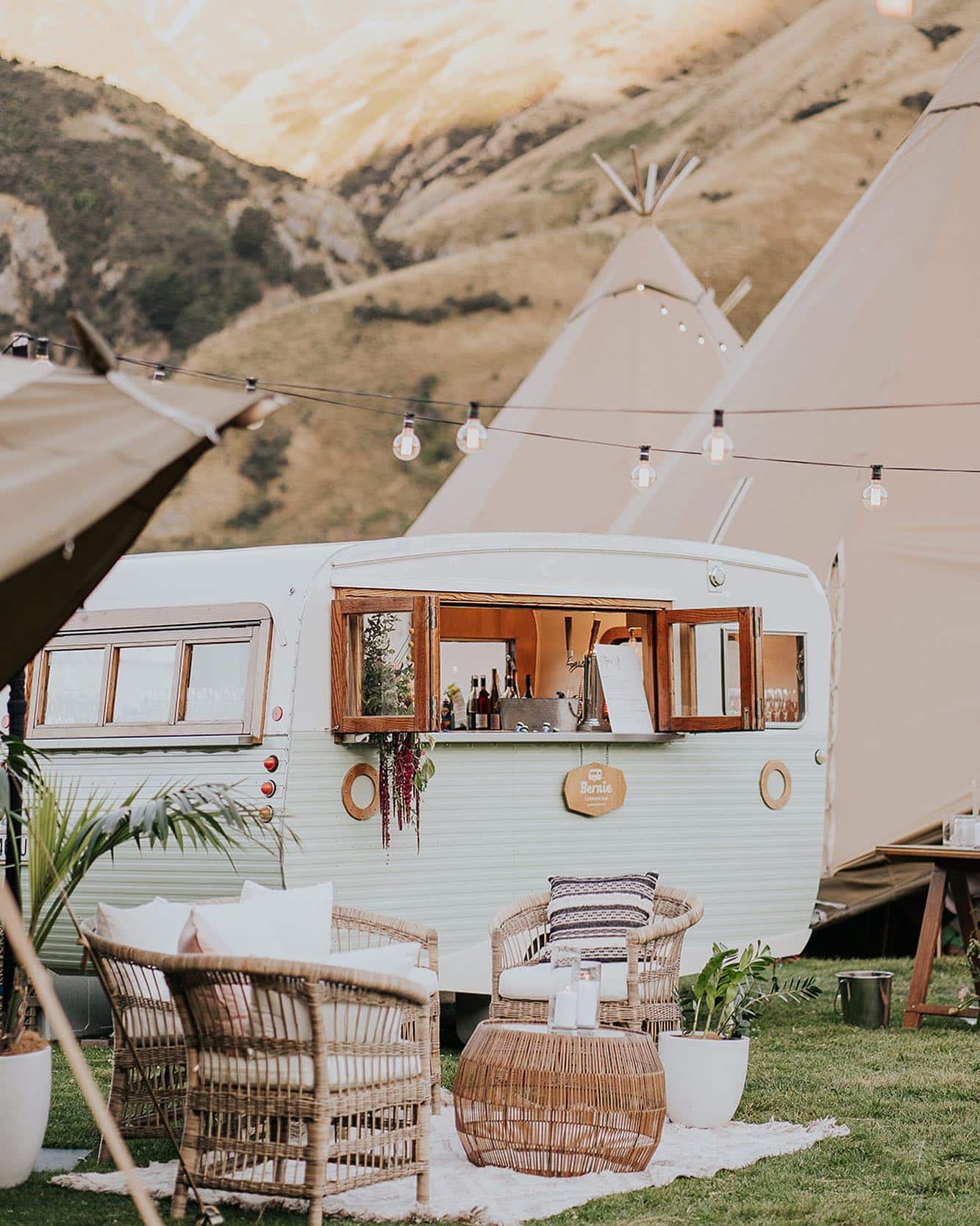Bernie Caravan Bar, Catering